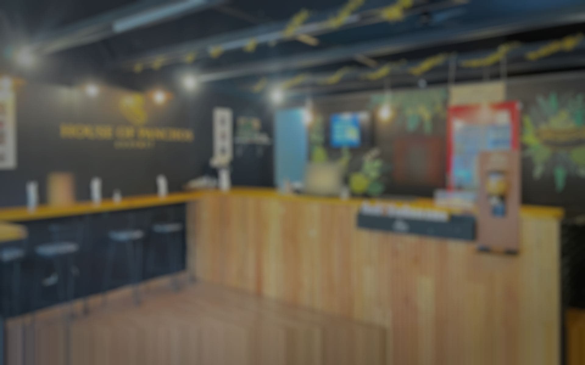 Interior de House of Panchos, donde se implementa POS Panchos, con un ticket de cierre de caja ilustrativo.