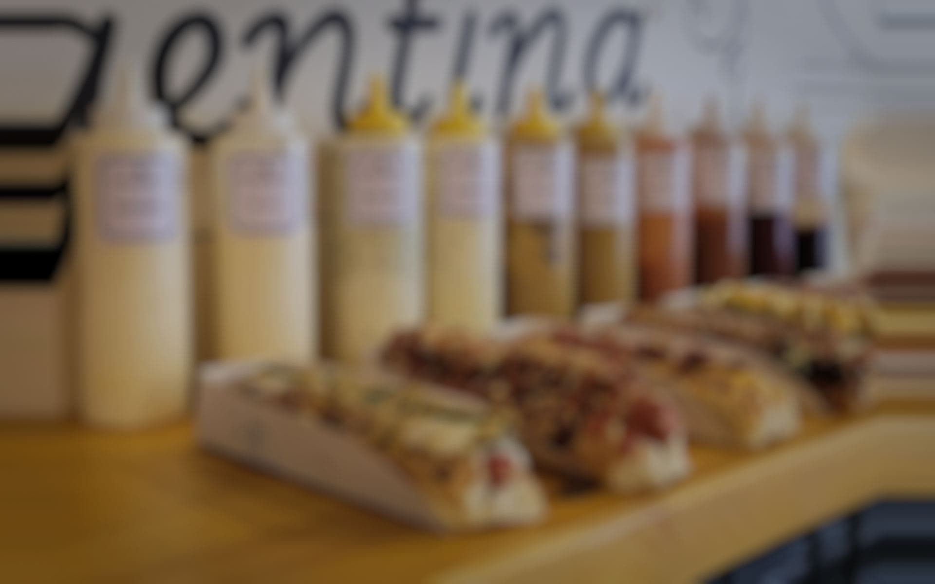 Los panchos y las salsas de House of Panchos en fila, con las carpetas del paquete de franquicia.